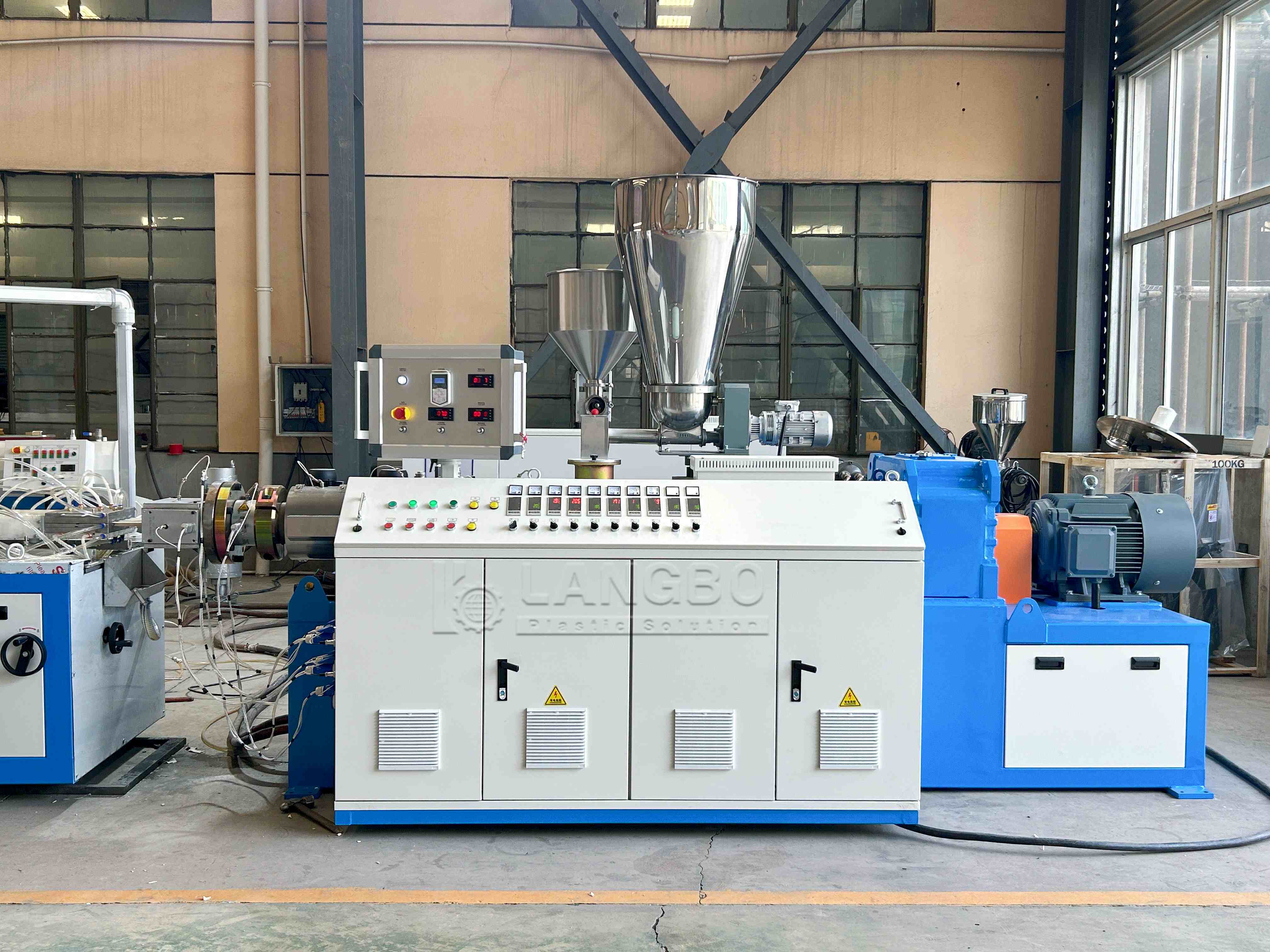 trường hợp công ty mới nhất về Dây chuyền ép đùn hồ sơ trục vít đơn tấm ốp chân tường cho sản xuất hồ sơ trang trí PVC ở Ai Cập