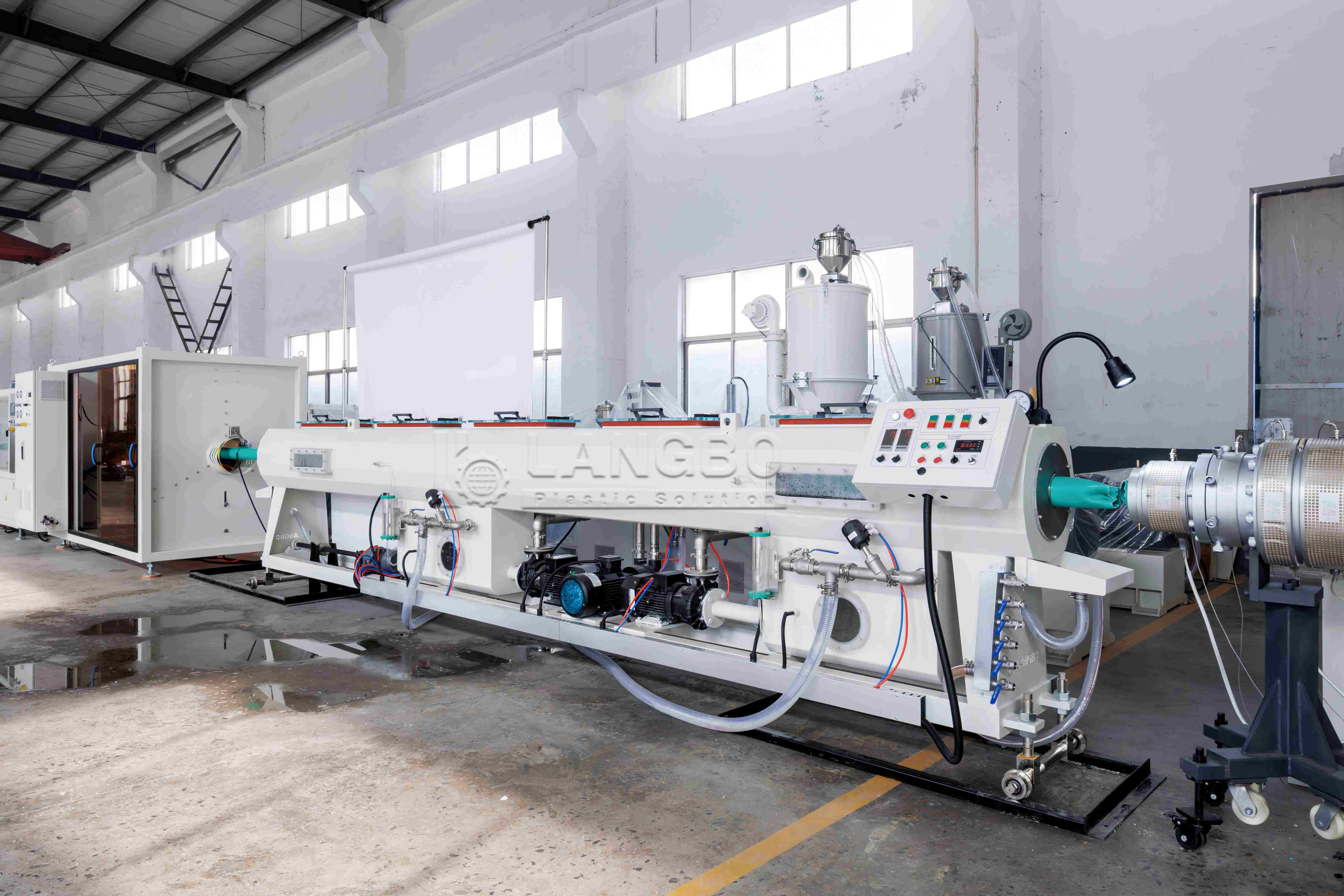 trường hợp công ty mới nhất về Dòng xăng ống PVC ABA 68 ∼ 160mm cho sản xuất ống cơ sở hạ tầng ở Vương quốc Anh