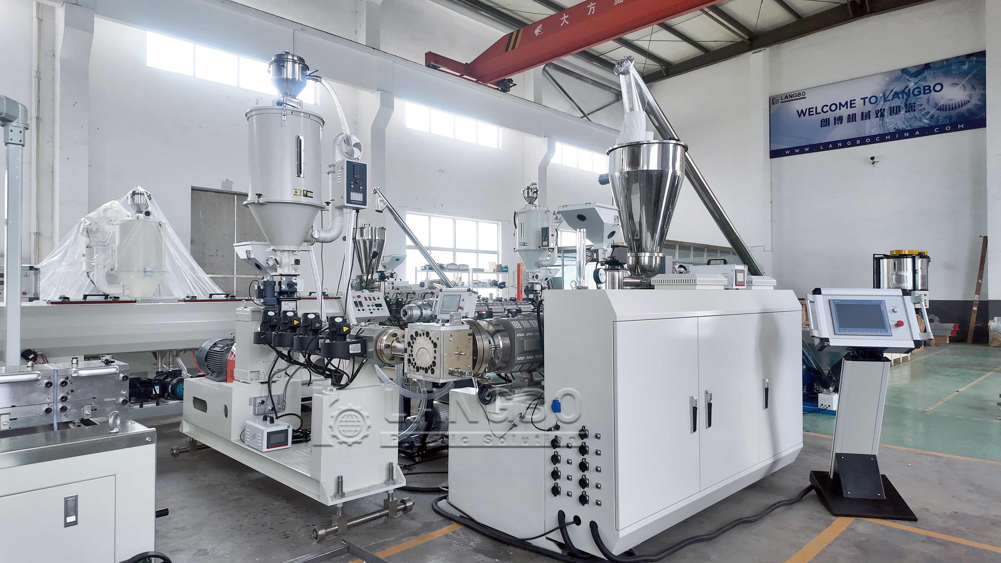 trường hợp công ty mới nhất về Dây chuyền ép đùn hồ sơ PVC LangBo hỗ trợ sản xuất liên tục cho hồ sơ nhựa Vương quốc Anh