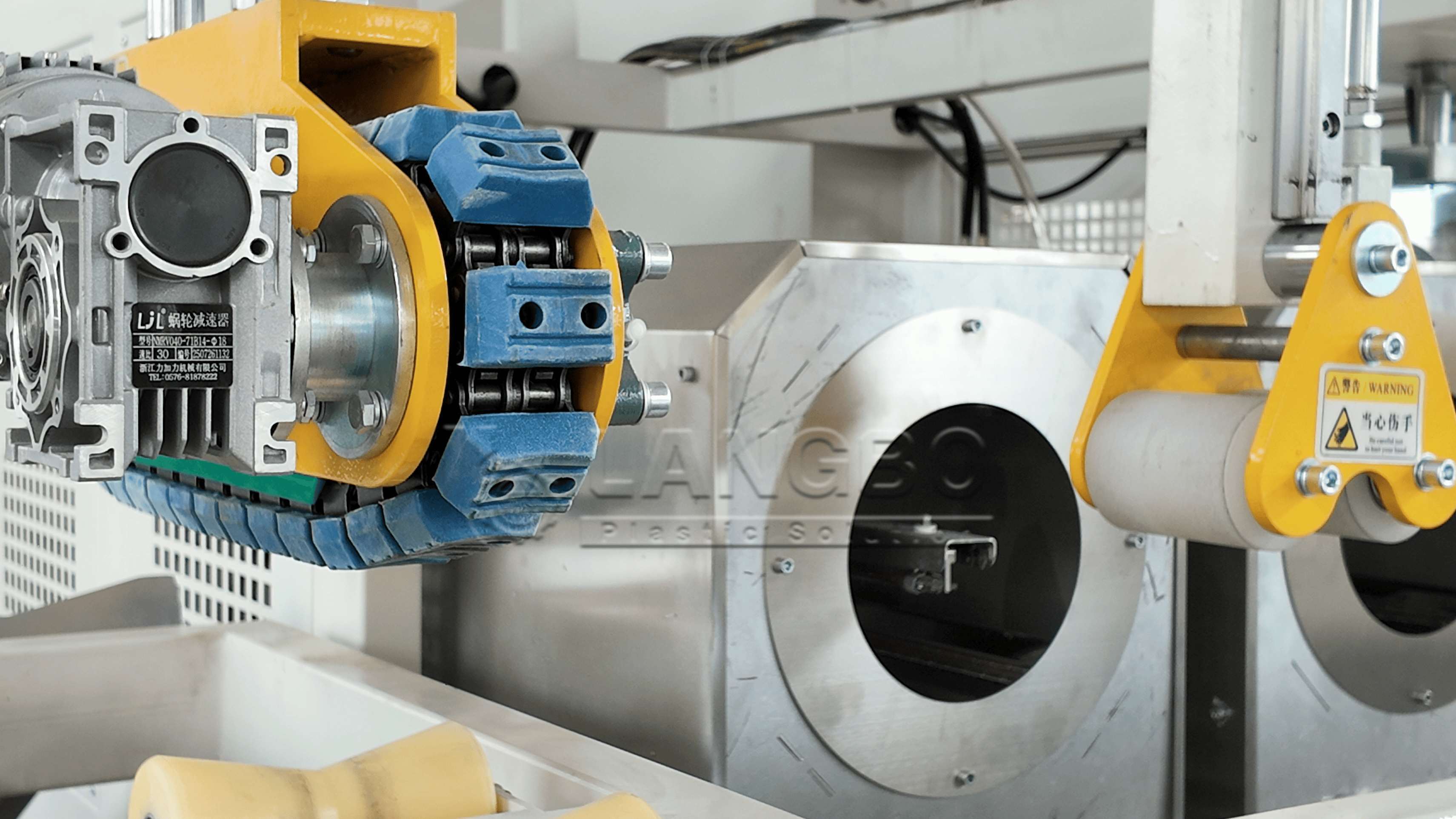 trường hợp công ty mới nhất về Máy bông PVC tích hợp với dây chuyền ép ống PVC ABA cho sản xuất ống cơ sở hạ tầng của Anh