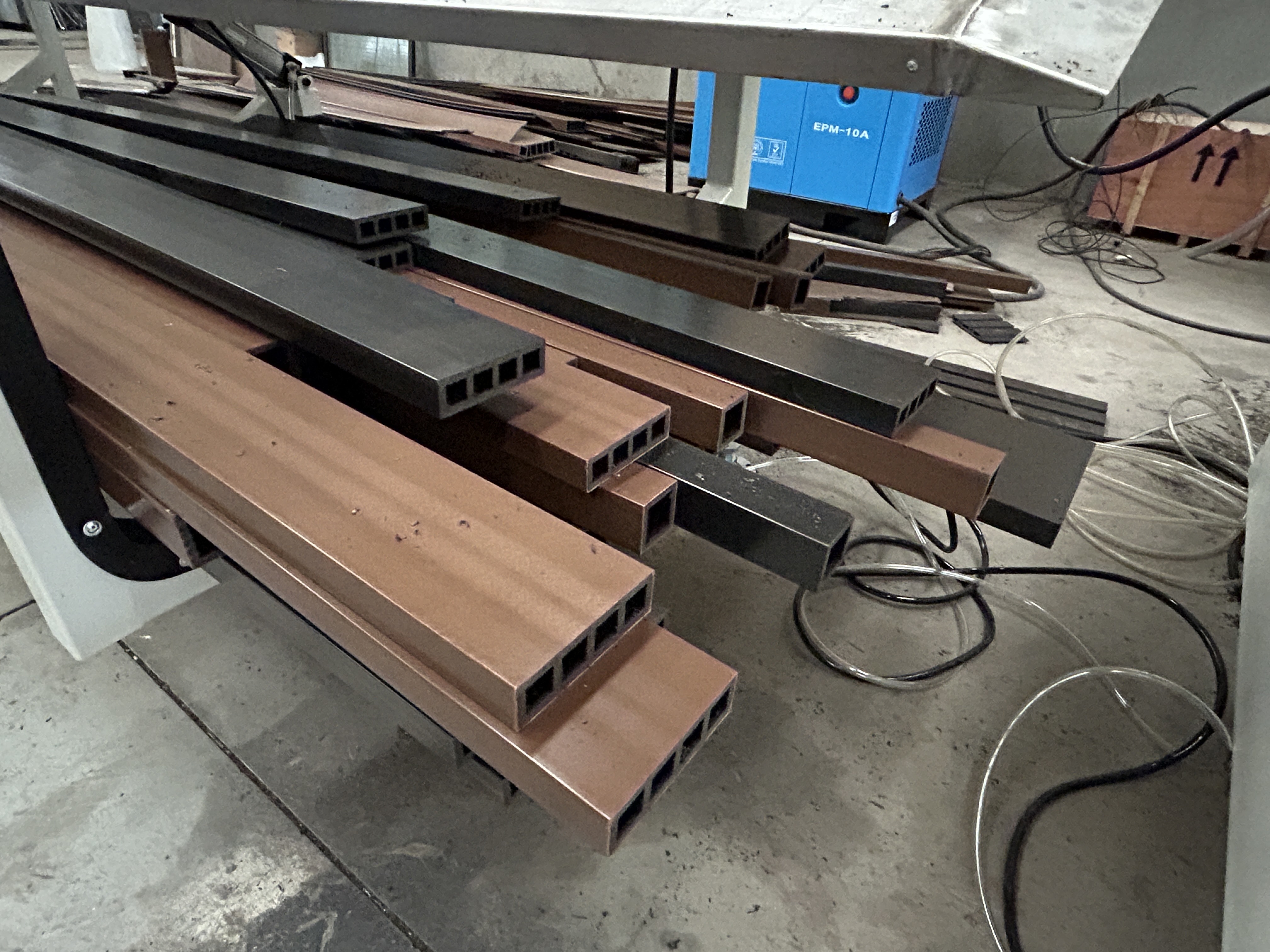 trường hợp công ty mới nhất về Building a WPC Decking Manufacturing Solution for Outdoor Flooring Applications in Romania