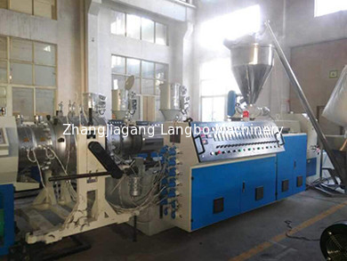 Máy sản xuất ống PVC trục vít đôi hình nón với máy dập