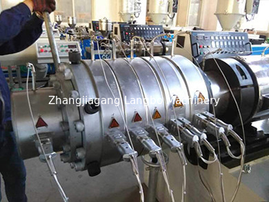 Máy sản xuất ống PVC trục vít đôi hình nón với máy dập