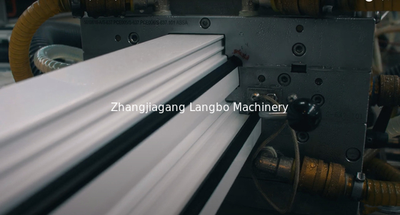 PVC khung cửa sổ Extrusion Line với 22KW động cơ sức mạnh và tùy chỉnh kích thước hồ sơ theo bản vẽ
