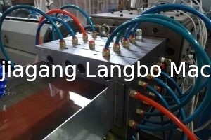 Dây chuyền ép đùn hồ sơ ngoài trời WPC dập nổi 400kg / H 75KW