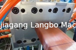 Dây chuyền ép đùn hồ sơ ngoài trời WPC dập nổi 400kg / H 75KW