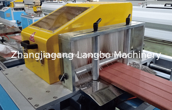Dây chuyền ép đùn hồ sơ ngoài trời WPC dập nổi 400kg / H 75KW