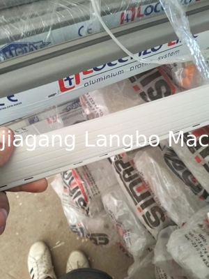 Máy sản xuất dải thẻ PVC bán lẻ và dây chuyền xát extrusion hồ sơ với chiều rộng đồng đều cạnh mịn