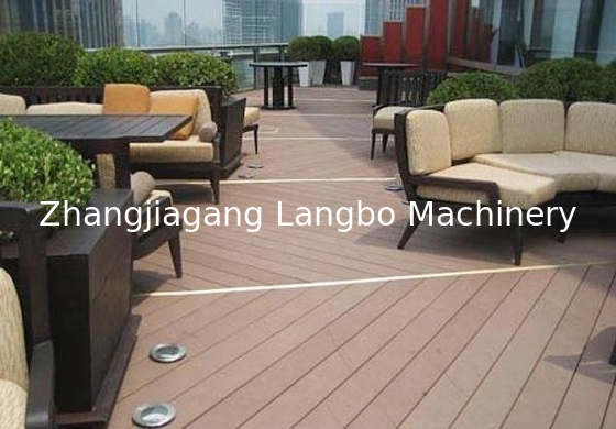 Dây nhựa PVC WPC khung cửa dây chuyền sản xuất cắt cưa và 400kg / h công suất sản xuất
