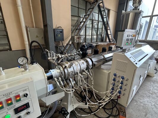 Dây chuyền ép đùn ống PE tự động Máy làm ống nhựa trục vít đơn tốc độ cao