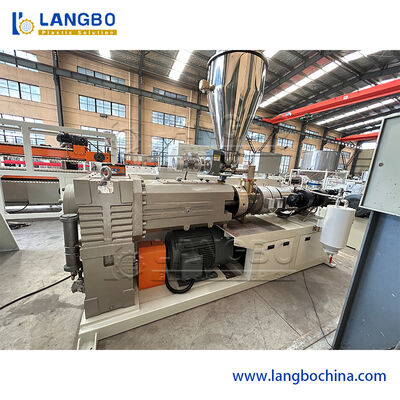 Dây chuyền sản xuất bảng điều khiển tường WPC đặc biệt với máy đùn trục vít đôi hình nón