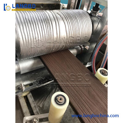 Dây chuyền sản xuất bảng điều khiển tường WPC đặc biệt với máy đùn trục vít đôi hình nón