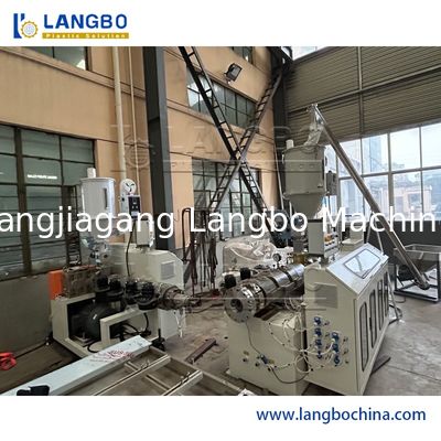 55/110 Conical Twin Screw Extruder WPC Profile Extrusion Line với kích thước hồ sơ 1180MM và công suất động cơ 22KW