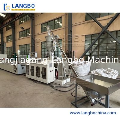 55/110 Conical Twin Screw Extruder WPC Profile Extrusion Line với kích thước hồ sơ 1180MM và công suất động cơ 22KW