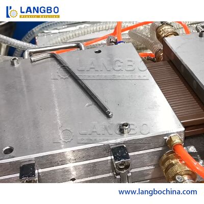 Phổ biến dễ dàng hoạt động WPC hồ sơ phun ra dòng tiêu thụ năng lượng thấp