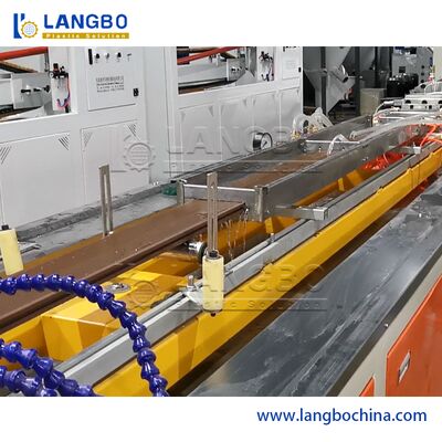 Dây chuyền ép đùn hồ sơ kiến ​​trúc WPC 240MM Kích thước sản phẩm 37KW Công suất động cơ