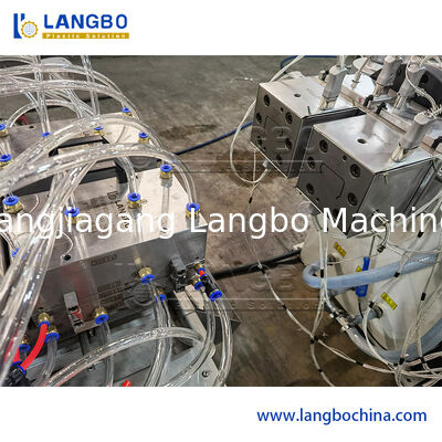 Máy đùn trục vít đôi hình nón 55/110 Dây chuyền đùn hồ sơ PVC để làm máng cáp 1180mm với công suất động cơ 22KW