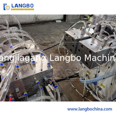 Máy đùn trục vít đôi hình nón 55/110 Dây chuyền đùn hồ sơ PVC để làm máng cáp 1180mm với công suất động cơ 22KW