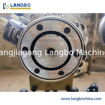 Đường xát ống PVC với máy bấm để sản xuất ống