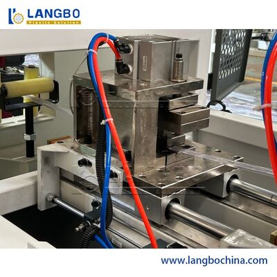 PVC giá thẻ người cầm dây chuyền xát ra.