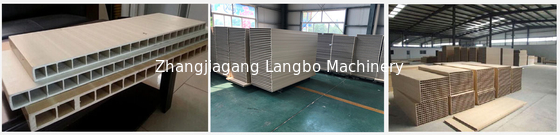 Dây chuyền làm bo mạch đùn hồ sơ WPC 55KW chống cháy